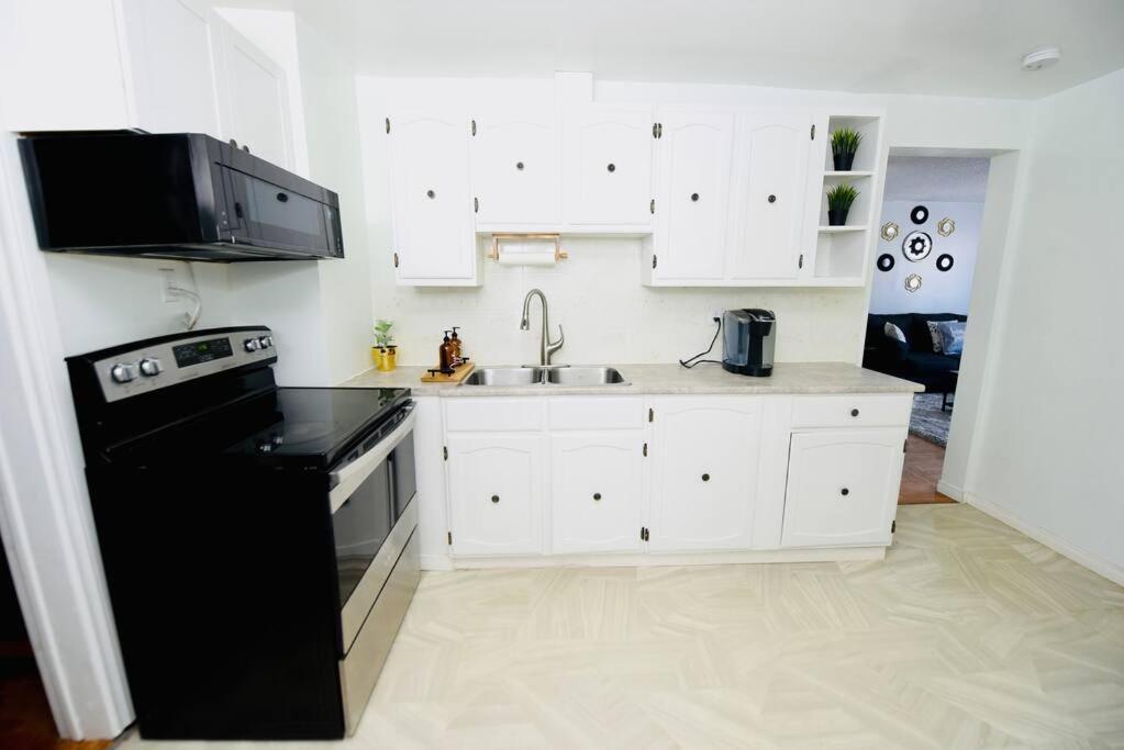Prime Location Duo Nest & Rest Apartment Кингстън Екстериор снимка